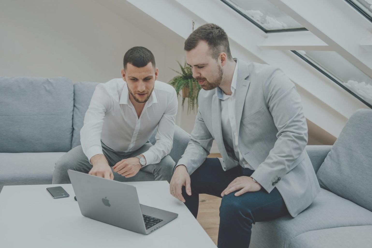 Finanzanalyse-Software auf modernem Arbeitsplatz